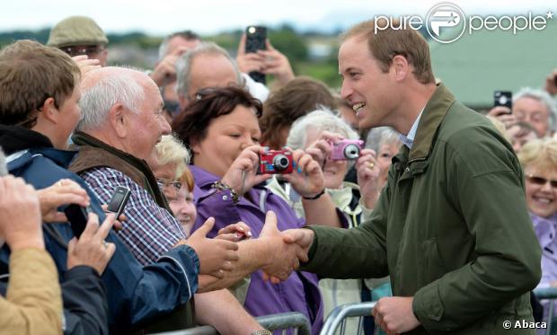 CASA REAL BRITÁNICA - Página 8 1209438-the-duke-of-cambridge-meets-members-of-620x0-1