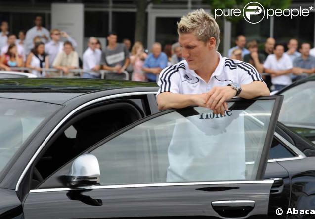 Bastian Schweinsteiger prend possession de son cadeau de rentrée