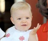 La petite Sofia apprend à faire le salut royal !
