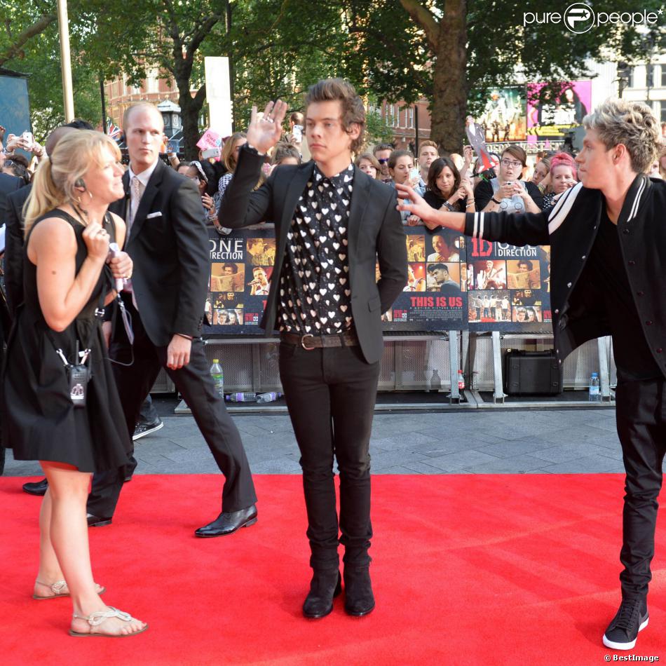 Harry Styles porte une veste Burberry London et une chemise Burberry Prorsum (collection automne-hiver 2013) à l'avant-première du film One Direction : This Is Us. Londres, le 20 août 2013.