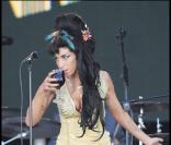 Amy Winehouse qui picole en concert