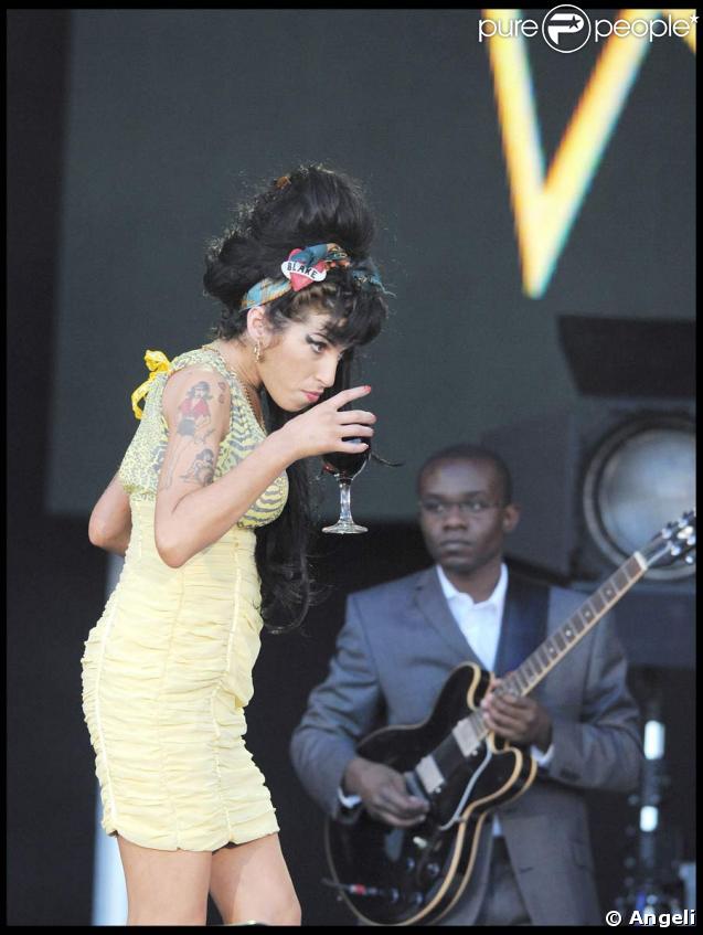 Amy Winehouse qui picole en concert