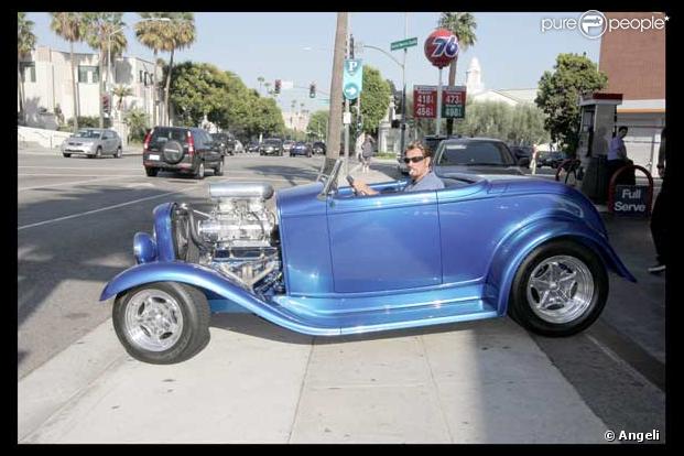 Johnny Hallyday sort d'une station service au volant  de son Hot Rod