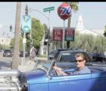 Johnny Hallyday sort d'une station service au volant  de son Hot Rod