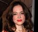 PHOTOS : Rose McGowan, en mode rouge décolleté et cernée par les beaux gosses !