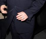 Elton John adopte la Carla Bruni attitude !