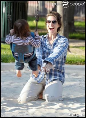 Amanda Peet s'éclate au parc avec toute sa petite famille !
