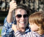 Amanda Peet s'éclate au parc avec toute sa petite famille !