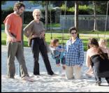 Amanda Peet s'éclate au parc avec toute sa petite famille !