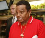 Joe Jackson, père de Michael, vend des hamburgers au profit d'une association