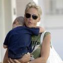 PHOTOS EXCLUSIVES : Sharon Stone, tendre balade avec son fils...