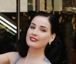 Dita von Teese coupe bien les rubans...