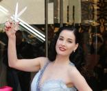 Dita von Teese coupe bien les rubans...