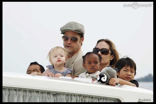 Brad et Angelina Jolie avec leur petite tribu