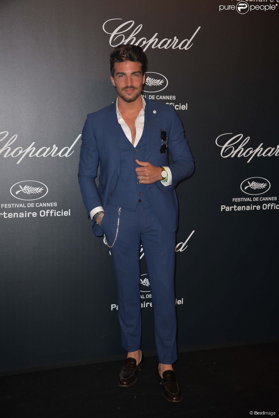 mariano di vaio биография. 1824889 mariano di vaio soir eacute e chopard 950x0 1. mariano di vaio биография фото. mariano di vaio биография-1824889 mariano di vaio soir eacute e chopard 950x0 1. картинка mariano di vaio биография. картинка 1824889 mariano di vaio soir eacute e chopard 950x0 1. Мне нравится наблюдать за людьми. Многие пугаются, когда я говорю это. Но я расскажу, как все началось. Я сидел на скамейке Оксфорд-стрит в Лондоне. Это была одна из первых моих ночей в городе. Я стал смотреть по сторонам и увидел странно одетого человека. Сами по себе его вещи были не так уж хороши, но он шел так уверенно, преподносил их с таким достоинством, что я невольно поверил – этот человек одет круто. Тогда я понял, что в любом наряде можно выглядеть на миллион. Например, вспомни Рианну. Глядя на нее, всегда думаешь: "Вау, это нереально, почему у меня не получается так одеваться?", а потом видишь ее вещи в магазине: чаще всего они странные, иногда даже пугающие. Но все меняет ее личное отношение к ним и к себе в этих вещах. Или Брэд Питт и Джонни Депп. Может быть, Брэд Питт в сто раз красивее Деппа, но большинство девушек выбирают второго – у него есть шарм, есть особое умение подавать себя. Я люблю моду за эти возможности. mariano di vaio биография. 1824889 mariano di vaio soir eacute e chopard 950x0 1. mariano di vaio биография фото. mariano di vaio биография-1824889 mariano di vaio soir eacute e chopard 950x0 1. картинка mariano di vaio биография. картинка 1824889 mariano di vaio soir eacute e chopard 950x0 1. Мне нравится наблюдать за людьми. Многие пугаются, когда я говорю это. Но я расскажу, как все началось. Я сидел на скамейке Оксфорд-стрит в Лондоне. Это была одна из первых моих ночей в городе. Я стал смотреть по сторонам и увидел странно одетого человека. Сами по себе его вещи были не так уж хороши, но он шел так уверенно, преподносил их с таким достоинством, что я невольно поверил – этот человек одет круто. Тогда я понял, что в любом наряде можно выглядеть на миллион. Например, вспомни Рианну. Глядя на нее, всегда думаешь: "Вау, это нереально, почему у меня не получается так одеваться?", а потом видишь ее вещи в магазине: чаще всего они странные, иногда даже пугающие. Но все меняет ее личное отношение к ним и к себе в этих вещах. Или Брэд Питт и Джонни Депп. Может быть, Брэд Питт в сто раз красивее Деппа, но большинство девушек выбирают второго – у него есть шарм, есть особое умение подавать себя. Я люблю моду за эти возможности.