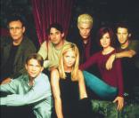 Sarah Michelle Gellar avec le casting de Buffy contre les Vampire