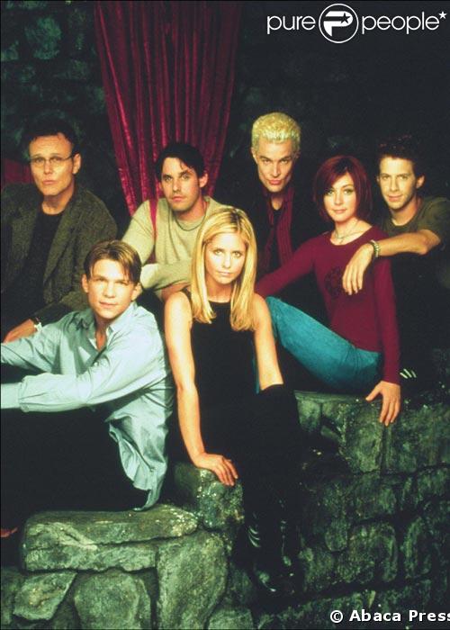 Sarah Michelle Gellar avec le casting de Buffy contre les Vampire