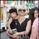 REPORTAGE PHOTOS : Gwen Stefani, une maman radieuse et un fils trop mignon !