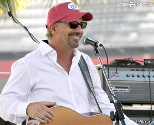 Kevin Costner en chanteur de country !