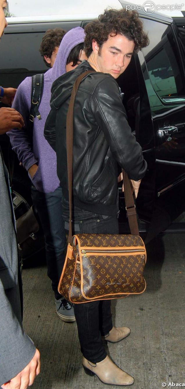 Les Jonas Brothers hier (03/10/08), à l'aéroport de Los Angeles