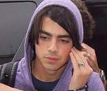 Les Jonas Brothers hier (03/10/08), à l'aéroport de Los Angeles