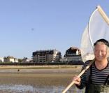 Laurent Boyer à la pêche aux moules, à Cabourg, le 11/10/08