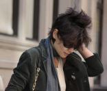 REPORTAGE PHOTOS : Katie Holmes s'est coiffée avec... un pétard !