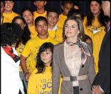 La princesse Letizia entourée d\'enfants et de son mari Felipe