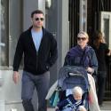 REPORTAGE PHOTOS :  Naomi Watts, très enceinte, se balade avec les deux hommes de sa vie mais... prend des risques !!