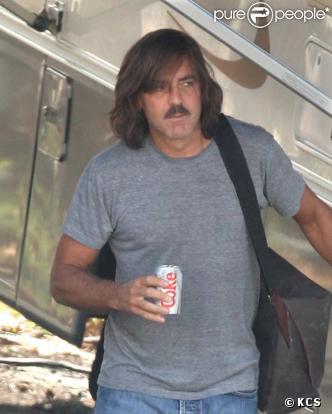 George Clooney avec une moustache et des cheveux longs...