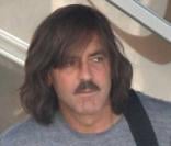 George Clooney avec une moustache et des cheveux longs...
