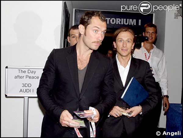 Jude Law avec une moustache