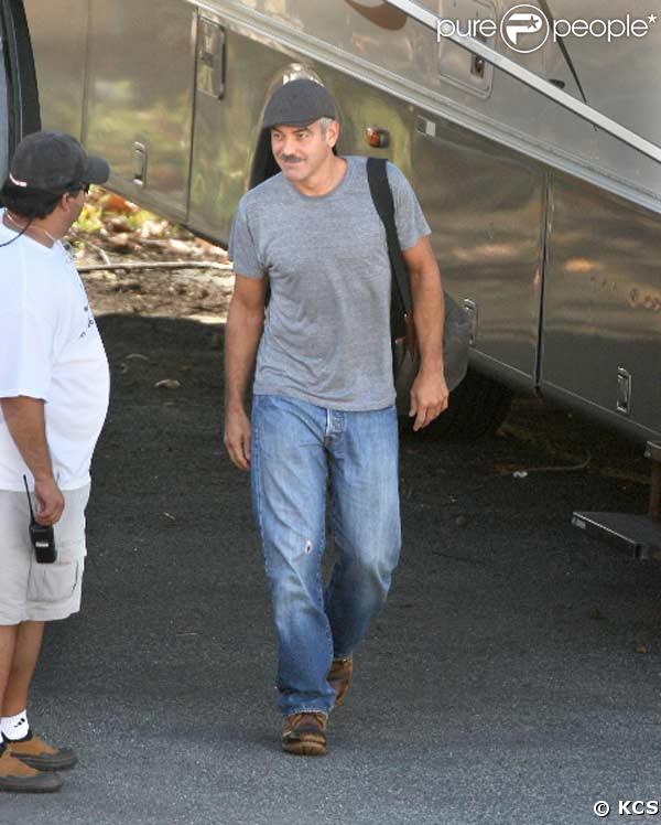 George Clooney avec une moustache et des cheveux longs...