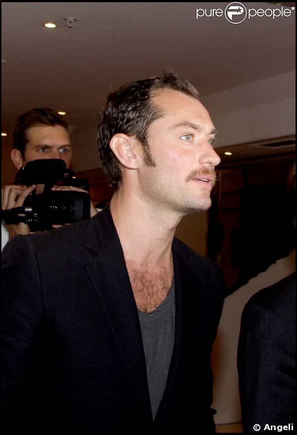 Jude Law avec une moustache