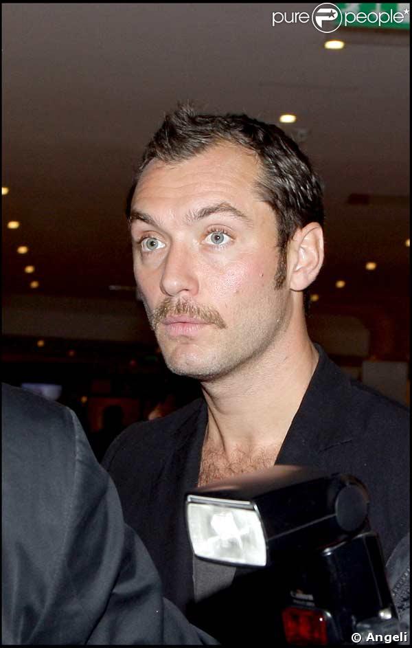 Jude Law avec une moustache