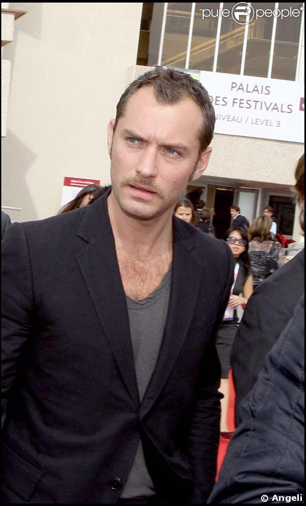 Jude Law avec une moustache