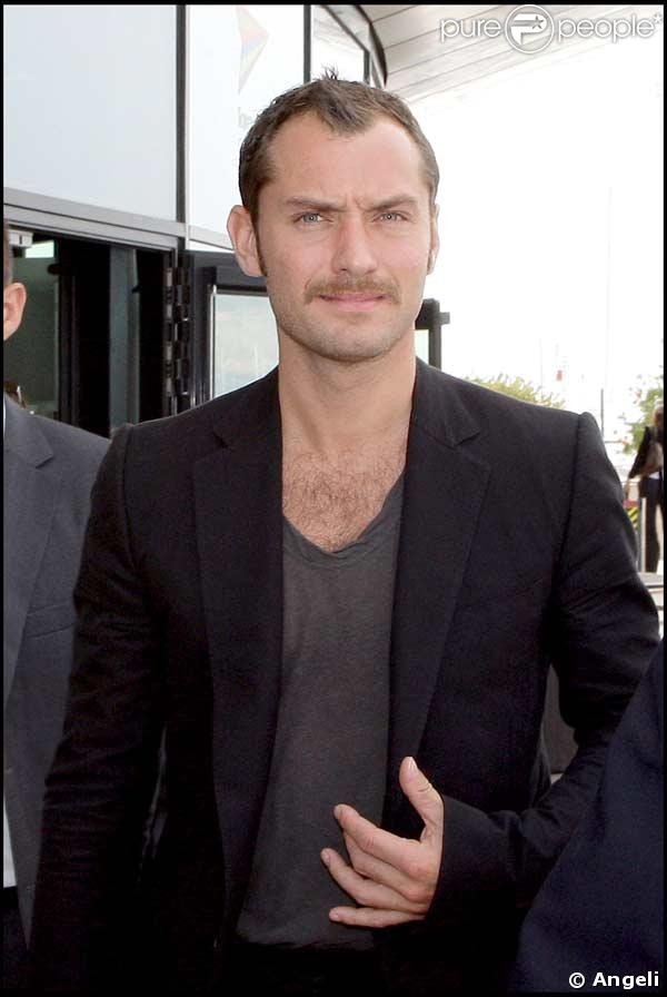 Jude Law avec une moustache