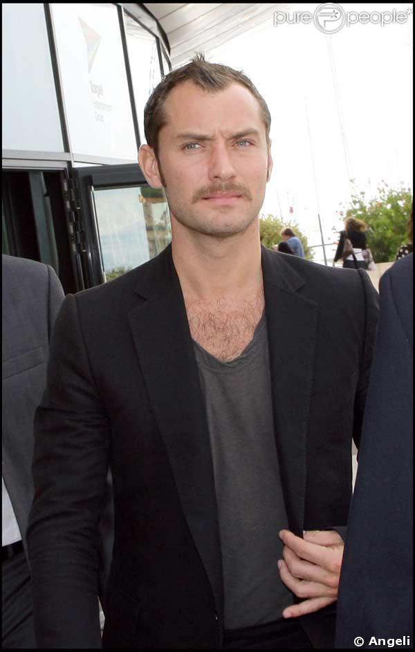 Jude Law avec une moustache