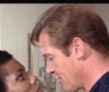 Gloria Hendry campe le rôle de Rosie Carver dans Vivre et laisser mourir (1973)