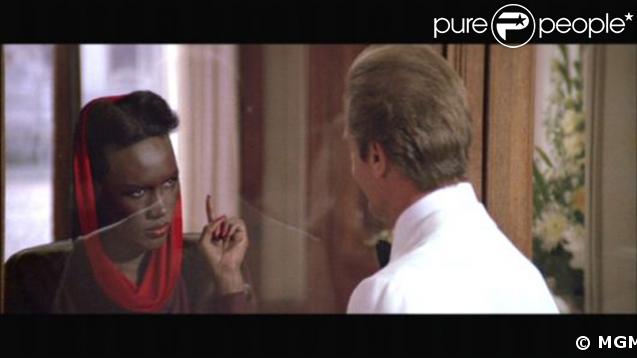 La chanteuse Grace Jones joue May-Day dans Dangereusement vôtre, en 1985