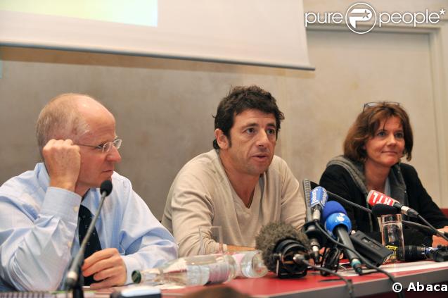 Patrick Bruel entouré de Noam Shalit et Florence Aubenas