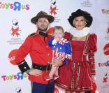 Jason Priestley, sa femme Naomi et leur fille Ava à la fête organisée par AIDS pour Halloween, le 25/10/08