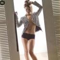 PHOTOS : La très jolie Roxanne McKee oublie toujours de mettre... un haut !