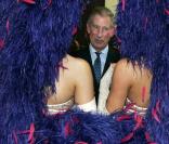 Le prince Charles apprécie les danseuses