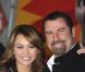 REPORTAGE PHOTOS : John Travolta a retrouvé Miley Cyrus, ses cheveux et... Barracuda ! Tout cela en un soir !