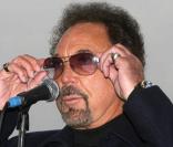 Tom Jones au bord de la Tamise
