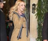 Britney Spears, sortant de son hôtel parisien
