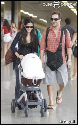 Matthew McConaughey et Camilla Alves arrivent au Brésil avec leur petit Levi