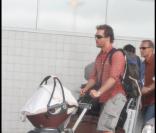 Matthew McConaughey et Camilla Alves arrivent au Brésil avec leur petit Levi