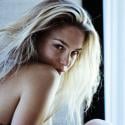 PHOTOS : Bar Refaeli, en toute intimité dans sa chambre d'hôtel, vous dit bonne nuit...